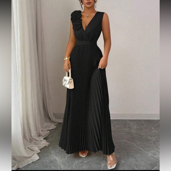 Elegant Black Pleated Maxi Dress - Picture 1 of 6